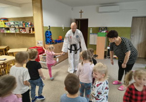 przedszkolaki ćwiczą taekwondo