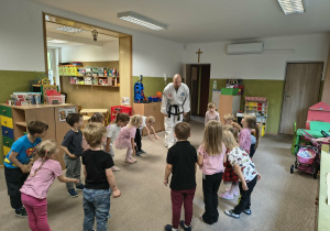 przedszkolaki ćwiczą taekwondo