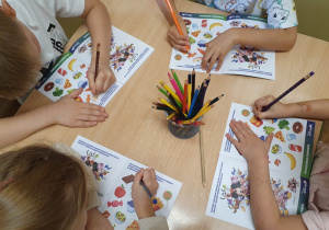 Dzieci wybierają zdrowe produkty do jedzenia.