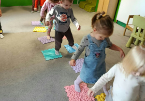 zabawy na ścieżce sensorycznej