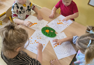 dzieci wykonują prace plastyczną