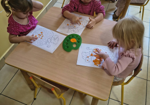 dzieci wykonują prace plastyczną