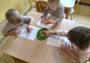 dzieci wykonują prace plastyczną
