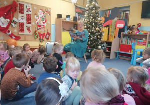 Dzieci słuchają czytanej bajki o Tuptusiu.