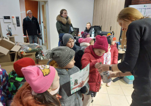 Dzieci w Wydziale Promocji w celu przekazania pieniążków na akcję charytatywną.