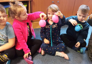 Dzieci nadmuchują balony dwutlenkiem węgla.