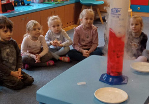 Dzieci oglądają eksperyment.