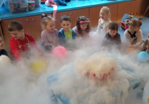 Biała mgła wokół dzieci powstała z suchego lodu i gorącej wody.