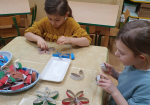 Dzieci przygotowują elementy stroju Marzanny.