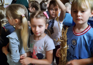 Dzieci z najstarszej grupy tworzą ekologiczną Marzannę ze słomy i gazet.