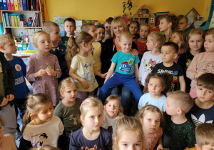 Zdjęcie grupowe dzieci z Przewodniczącą Rady Miejskiej.