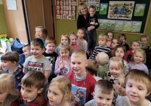 Zdjęcie grupowe dzieci z Przewodniczącą Rady Miejskiej.