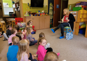 Dzieci słuchają bajki czytanej przez Panią Małgorzatę Grabarczyk.