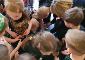 Dzieci częstują się cukierkami, którymi obdarowała je Przewodnicząca Rady Miejskiej w Aleksandrowie Łódzkim.