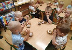 Dzieci jedzą śniadanie.