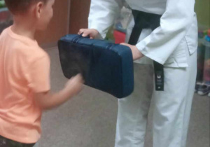 Dzieci na zajęciach karate
