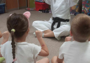 Dzieci na zajęciach karate