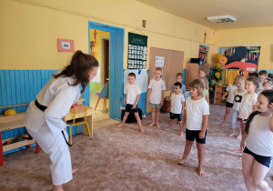 Dzieci uczestniczą w zajęciach karate.