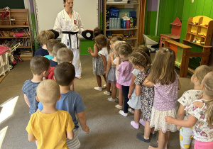 Dzieci uczestniczą w zajęciach karate.