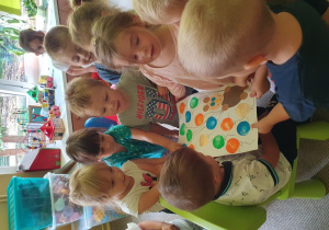 Urodziny - dzieci wręczają urodzinową kartkę jubilatowi.
