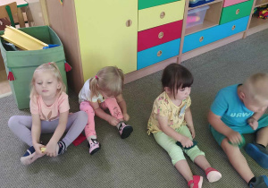 Dzieci bawią się woreczkami gimnastycznymi - masażyk.