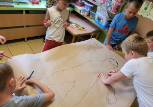 Dzieci rysują postać z tekstu.