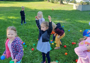 Zabaawy w ogrodzie przedszkolnym z kolorowymi piłkami.