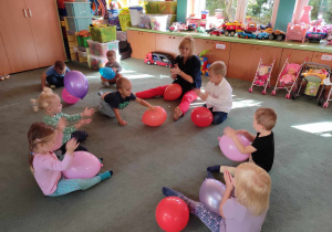 Dzieci grają na balonach - zabawa w sali przedszkolnej.