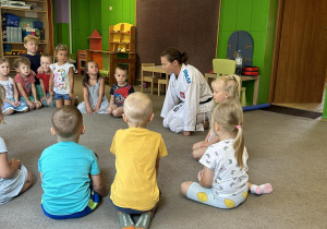 Dzieci biorą udział w zajęciach Taekwondo.