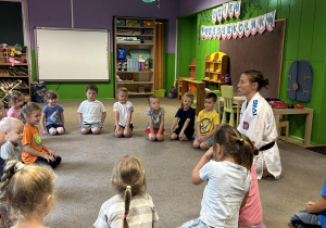 Dzieci biorą udział w zajęciach Taekwondo.