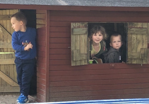 Dzieci bawią się w domku.