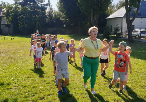 przedszkolaki rywalizują podczas zabaw sportowych w ogrodzie
