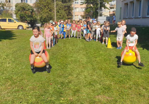 Wyścigi druzyn na gumowych piłkach w ogrodzie przedszkolnym.