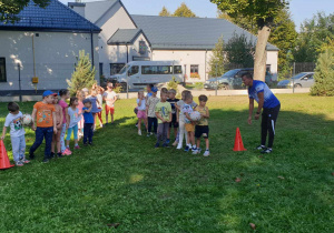 Wyścigi drużyn w ogrodzie przedszkolnym.