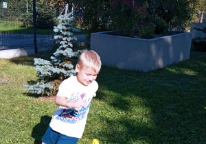 Chłopiec biegnie omijając pachołki.