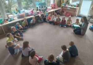 przedszkolaki słuchają tekstu czytanego przez panią Olę