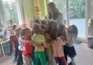 dzieci przytulają się do Pani Oli