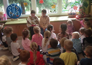 Dzieci słuchają czytanej baśni