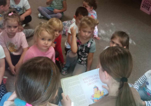 Dzieci słuchają czytanej baśni
