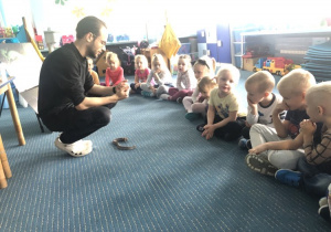 Dzieci oglądają węża