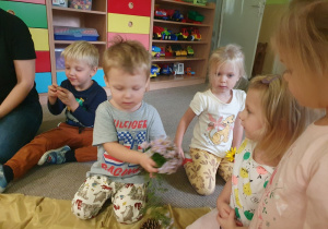 Dzieci oglądają zgromadzone dary jesieni.