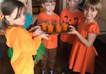 Dzieci z przygotowanym własnoręcznie sokiem z marchewki i jabłek.