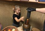 Dziewczynka pomaga w przygotowaniu soku