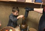 Chłopiec pomaga w przygotowaniu soku