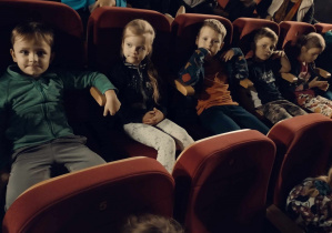 przedszkolaki na widowni w kinie