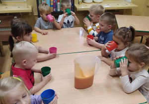 Dzieci piją przygotowany sok.