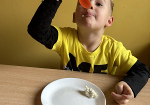 dzieci jedzą przyrządzony twarożek