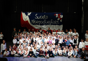 Zdjęcie grupowe - dzieci i pracownicy Miejskiego Przedszkola nr 3.