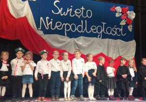 Dzieci ustawione do występu na scenie.