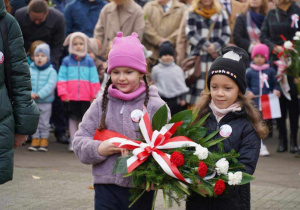 Dzieci z najstarszej grupy składają kwiaty pod pomnikiem Tadeusza Kościuszki.